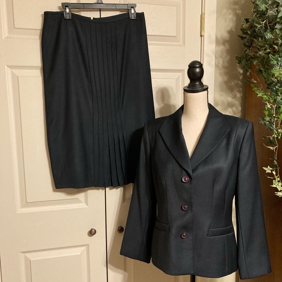 Sag Harbor Dresses & Skirts - Sag harbor 2 piece suit. blazer / jacket and skirt size 12